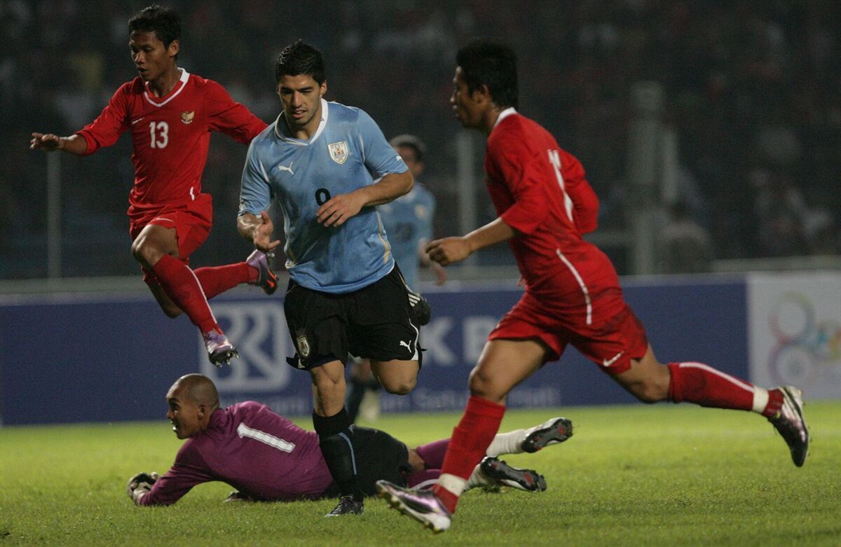 luis suarez mencetak gol ke gawang indonesia pada laga persahabatan tahun 2010 lalu.